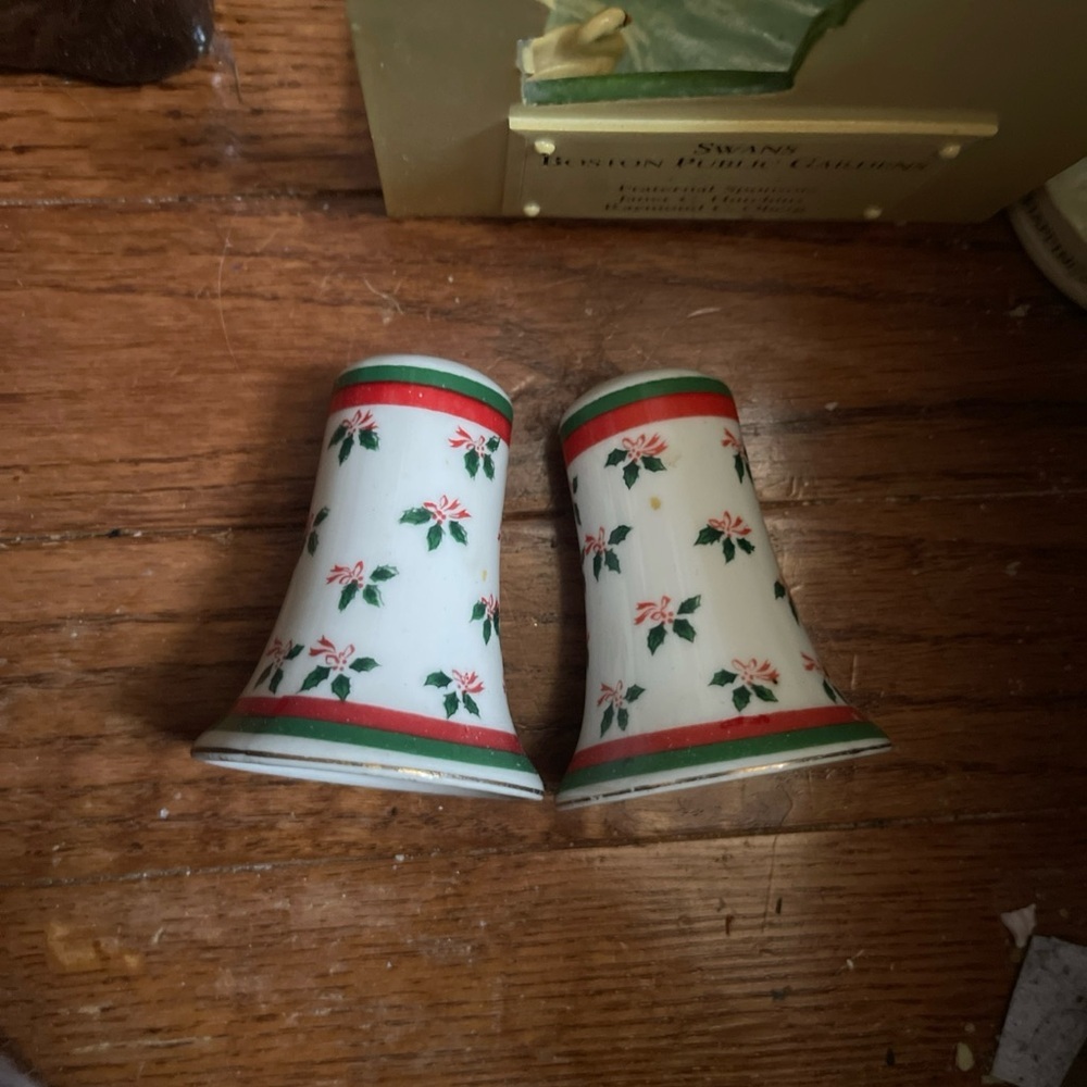 Lefton Ceramic Piece with Gold and Red Accents Salt & Pepper Shakers